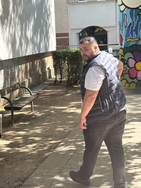 Der Verdächtige soll ohne Grund einen 39-Jährigen zuerst mit Fäusten und dann mit einem Messer attackiert haben. Beim Angriff wurde das Opfer lebensgefährlich verletzt. | Foto: LPD Wien