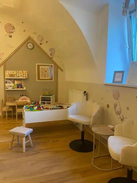 Spiel- und Leseecken sorgen dafür, dass die Kinder Vertrauen zu Shehu aufbauen.  | Foto: Mjellma Shehu