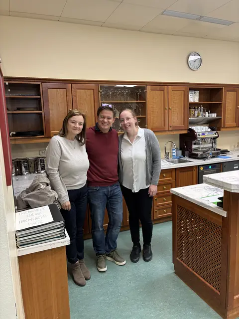 Auch Hans Peter Oberhuber (Mitte) vom Verein WORK FOR US ist mit einem Kurs bei der Tourismus-Lehrlingakademie vertreten. | Foto: WIFI Salzburg