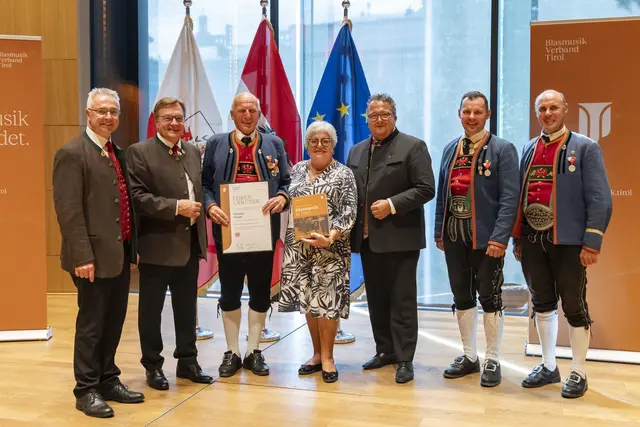 Im Bild v.l.: Landesverbandsobmann Elmar Juen, der Präsident des Blasmusikverbandes Tirol, Günther Platter, Werner Daum (MK Vals-St. Jodok) mit seiner Gattin Monika, NR Klaus Mair, Bezirksobmann Klaus Schmölzer und Obmann Bernhard Mair (MK Vals-St. Jodok) | Foto: Blasmusikverband Tirol/Die Fotografen