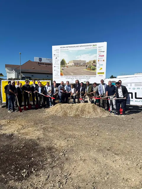 Dipl. Ing. Josef Brosowitsch (Gew. GF Laimer Nutzfahrzeuge), Mag. Stefan Tiefenbacher, Mag. Katharina Rieder (Rechtsanwaltskanzlei Korneuburg), Gerhard Schramm, Michael Laimer (GF Tartarus GmbH), Alexander Maurer (GF Laimer Nutzfahrzeuge), Helmut Aichinger (Aichinger Hoch- und Tiefbau GmbH), Ing. Matthias Hisch (Aichinger Hoch- und Tiefbau), Robert Laimer (GF Tartarus GmbH), GR Georg Köhldorfer, Florian Madetaner (Mitarbeiter Mechanik MUT), Michael Pölzgutter (Leitung Kundendienst &amp; After Sales MUT), Alexander Czeiska (Mitarbeiter Mechanik MUT), Florian Mayrhofer (GF Steyr Automotive), Dominik Canaval (MUT Werkstättenmeister), GR Michael Benedikter, GR Elisabeth Kerschbaum, Robert Laimer (GF Laimer Nutzfahrzeuge), BGM Christian Gepp, BM Ing. Erich Forstner (GF Baumanagement Forstner), GR Bernhard Jelinek, STR Martin Peterl, Danko Rivic (Baumanagement Forstner), STR Ewald Ebner, Ing. Semir Ramadani (Baumanagement Forstner), Thomas Magedler (BKS Bank). | Foto: Stadtgemeinde Korneuburg