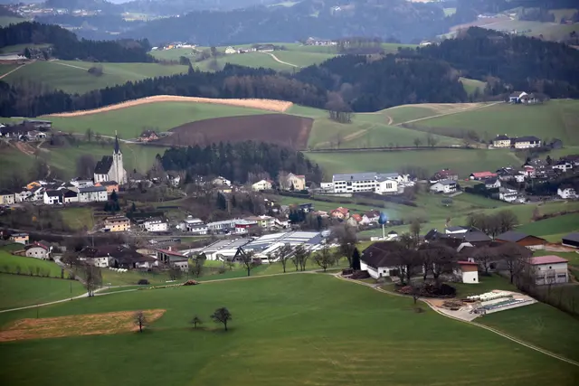Ruine Klingenberg, Aussicht Richtung Pabneukirchen.  | Foto: Zinterhof