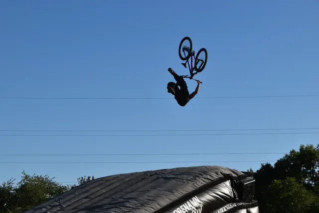 Als Rahmenprogramm wurde unter anderem eine spektakuläre Luftshow der Ruso Brothers geboten.  | Foto: Mirjam Preineder
