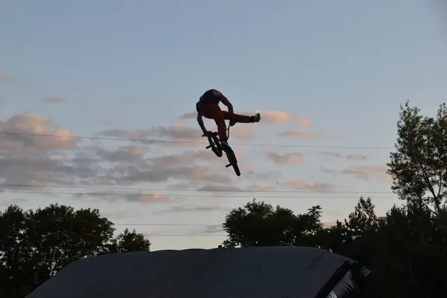 Als Rahmenprogramm wurde unter anderem eine spektakuläre Luftshow der Ruso Brothers geboten.  | Foto: Mirjam Preineder