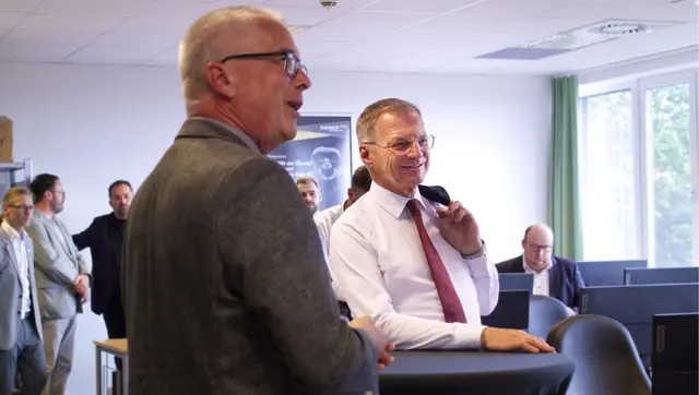 Landeshauptmann Thomas Stelzer (r.) bekommt IT-Fachwissen von Eckehard Hermann (l.), Professor für sichere Softwaresysteme und Softwaretechnik, übermittelt. | Foto: MeinBezirk/Justin Pröll