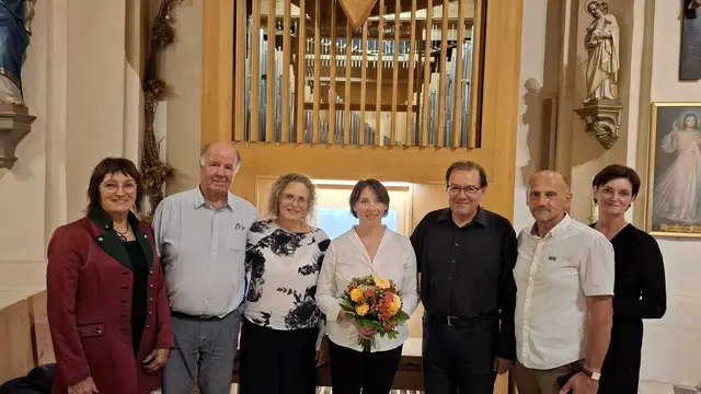 Die Mitglieder vom Kulturverein Hollenegg mit Heinrich Wimmer (3.v.r.) vor der Erler-Orgel in der Patrizikirche in Hollenegg.