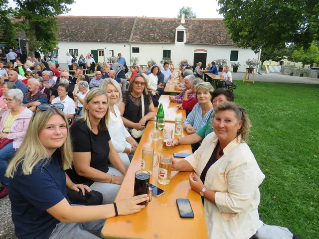 Bei einer angenehmen Atmosphäre kamen die Leute zusammen.  | Foto: Lena Palatin