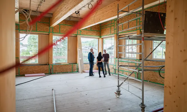 Kräne, Bagger, LKWs – in der Schlossstraße 19 wird gebaut. Der neue Holzbau, in dem zukünftig die meisten Aktivitäten der Ganztagesschule stattfinden werden, ist von der Straße aus schon gut sichtbar.  | Foto: Stadt Salzburg/Alexander Killer