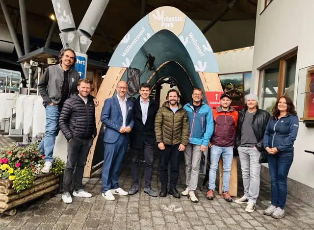 Die Besucher mit LR Mario Gerber (3. v. li.) vor der Auffahrt zur Steinplatte. | Foto: Kogler