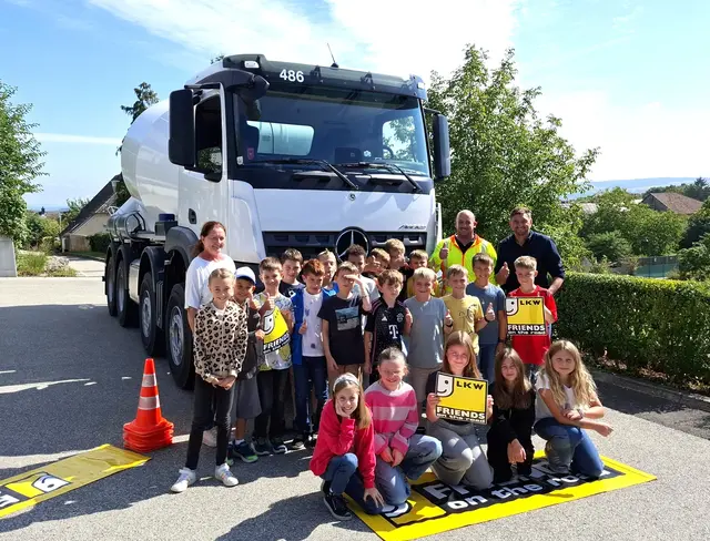 Direktorin Renate Obritzberger, Lkw-Fahrer Claus Sulzberger und Geschäftsführer Maximilian Hirschl (Beton-Trans) mit den Kindern der 4. Klasse der der Volksschule Nussdorf ob der Traisen. | Foto: Zvg