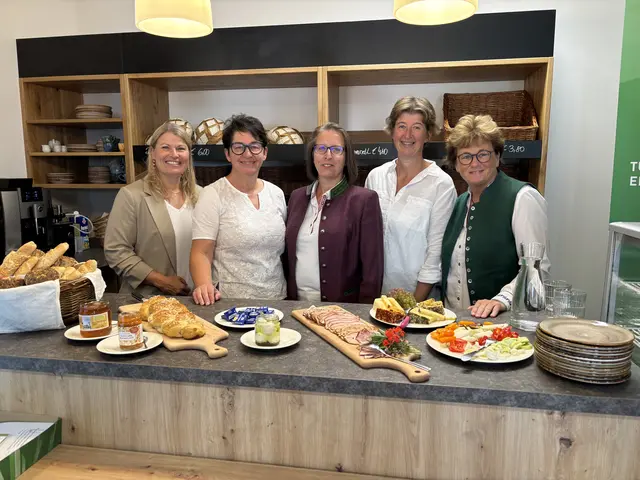 Manuela Renner - Gebietsbäuerin Stellvertreterin, Inhaberin Haglhof Eva Hagl-Lechner, Bäuerin Isabella Holzner, Gebietsbäuerinnen Claudia Bauer und Angelika Buchinger. | Foto: Victoria Edlinger