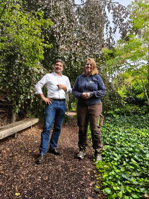 Die Garten Tulln Geschäftsführer Franz Gruber und Gärtnerin Christine Gall im sogenannten „Nebelwald“ auf der Garten Tulln. | Foto: Die Garten Tulln/C. Pürer