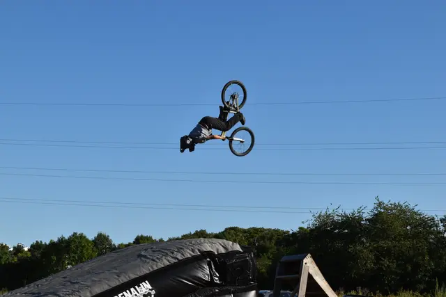 Als Rahmenprogramm wurde unter anderem eine spektakuläre Luftshow der Ruso Brothers geboten.  | Foto: Mirjam Preineder