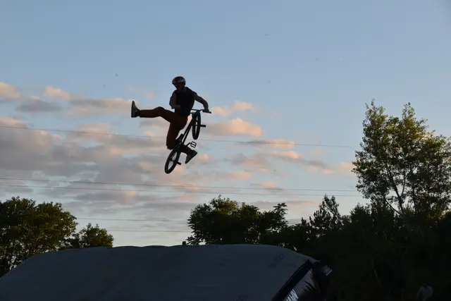 Als Rahmenprogramm wurde unter anderem eine spektakuläre Luftshow der Ruso Brothers geboten.  | Foto: Mirjam Preineder