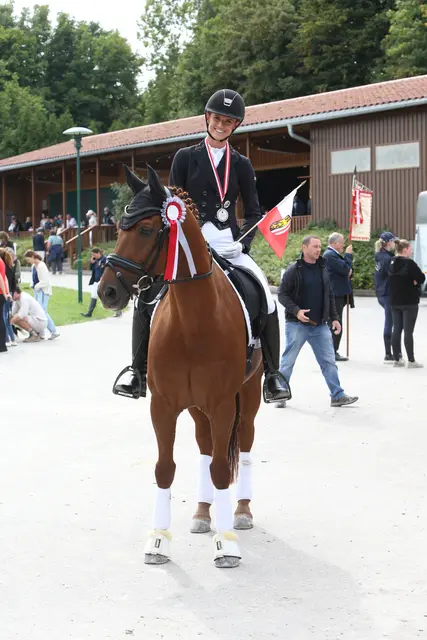 Stefanie Auinger &amp; Dio D’Oro holten den zweiten Platz bei den Bundesmeisterschaften im Dressurreiten. | Foto: horsepic Brunnmayr