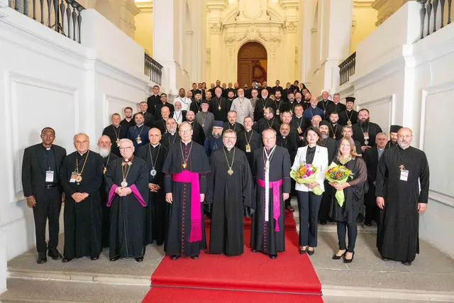 Ein Gruppenbild mit Propst Anton Höslinger Can. Reg. und rund 70 Bischöfen der Ostkirche, zum Abschluss ihres Stiftsbesuches am roten Teppich der Kaiserstiege. | Foto: Stift Klosterneuburg/Walter Hanzmann