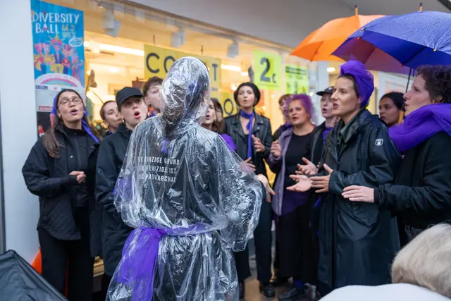 Musikalisch umrahmt wurde die Vernissage vom feministischen FLINTA-Chor "femchor". | Foto: Valentina Marinelić/MeinBezirk