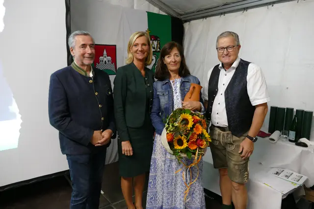 Kultur im Blut: Elfriede Roßmann (2.v.r.) | Foto: MG Wies