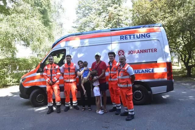 Das Rettungsteam, der Gerettete und seine Familie. | Foto: Johanniter