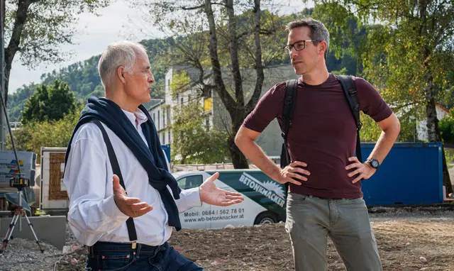 Kräne, Bagger, LKWs – in der Schlossstraße 19 wird gebaut. Der neue Holzbau, in dem zukünftig die meisten Aktivitäten der Ganztagesschule stattfinden werden, ist von der Straße aus schon gut sichtbar.  | Foto: Stadt Salzburg/Alexander Killer