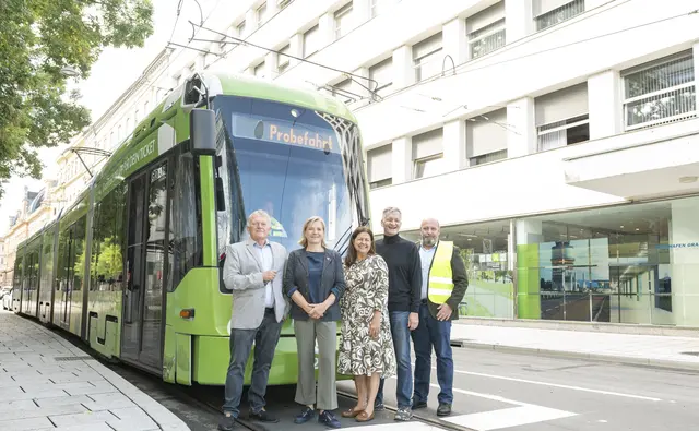 Zeigten sich stolz zur Neutorlinien-Premiere (v.l.): Holding-Boss Wolfgang Malik, Vizebürgermeisterin Judith Schwentner (Grüne), SPÖ-Chefin Doris Kampus, Beteiligungsstadtrat Manfred Eber (KPÖ) und Holding-Vorstand Mark Perz | Foto: Foto Fischer