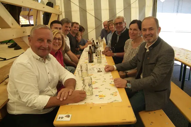 Sennereikollegen und Ehrengäste bei der Feier. | Foto: Brigitte Eberharter