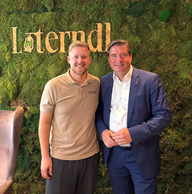 Tourstopp beim Laterndl in St. Johann - GF Maximilian Ebner mit LA Peter Seiwald. | Foto: VP Tirol