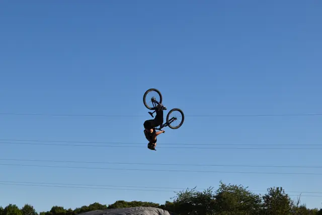 Als Rahmenprogramm wurde unter anderem eine spektakuläre Luftshow der Ruso Brothers geboten.  | Foto: Mirjam Preineder
