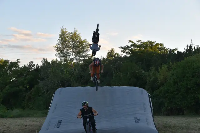 Als Rahmenprogramm wurde unter anderem eine spektakuläre Luftshow der Ruso Brothers geboten.  | Foto: Mirjam Preineder