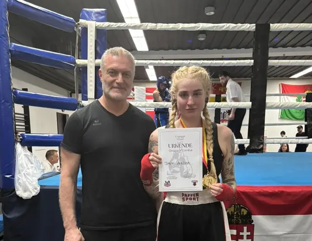 Die regierende Staatsmeisterin Annika Daum mit Obmann Alexis Kiskiras | Foto: SU