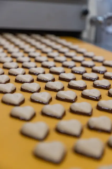 Die Produktion der Schoko Maroni von Heindl läuft auf Hochtouren.  | Foto: Confiserie Heindl