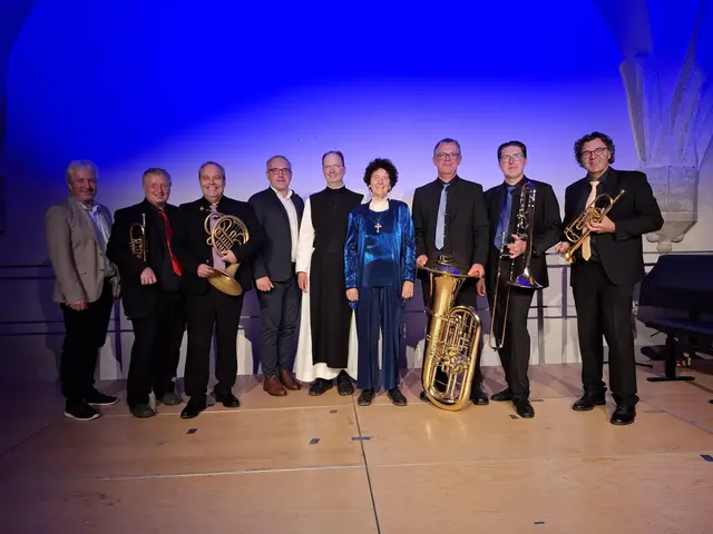 Josef Heindl, Johannes Hofmann, Andreas Simbeni, Christian Buxhofer, Pater Joseph Hermann, Karen De Pastel, Franz Griesler, Jürgen Sklenar, Karl Hemmelmayer (v.l.) | Foto: Wolfgang Labenbacher