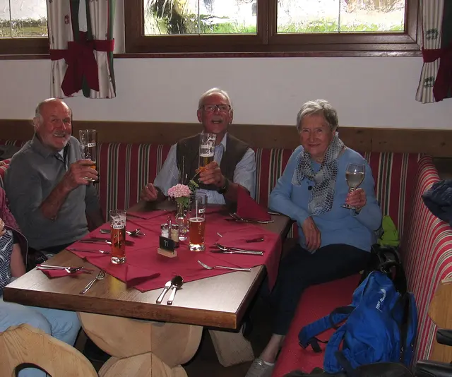 Am Mittwoch den 10.September 2025 war es Anif wiederum Zeit zum Senioren-Tag.
Dieses Jahr war Hallstatt für 215 Senioren*Innen das auserwählte Ziel.
Mittagessen in Annaberg beim Postwirt.