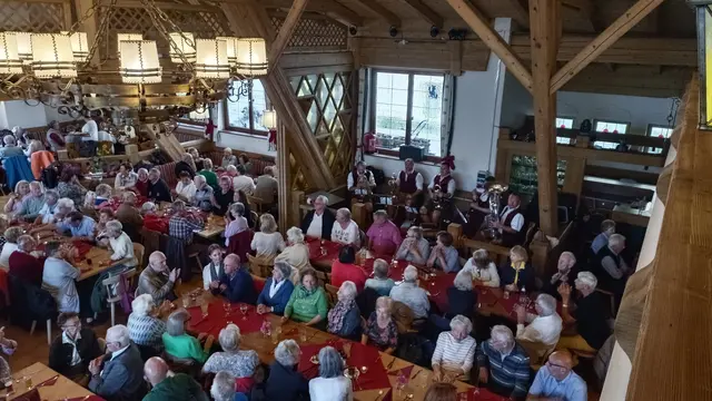 Am Mittwoch den 10.September 2025 war es Anif wiederum Zeit zum Senioren-Tag.
Dieses Jahr war Hallstatt für 215 Senioren*Innen das auserwählte Ziel.
Mittagessen in Annaberg beim Postwirt.