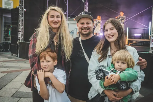 Die Discobeats lockten Jung und Alt auf den Hauptplatz. | Foto: Klaus Pressberger