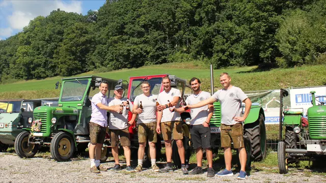 Der Randegger Bürgermeister Manfred Wieser mit Helmut Aichinger, Stefan Wagner, Hannes Mock, Daniel Schwarzschachner und Daniel Gramer beim Oldtimer-Frühschoppen im Meierhof in Perwarth | Foto: Oldtimerclub Randegg