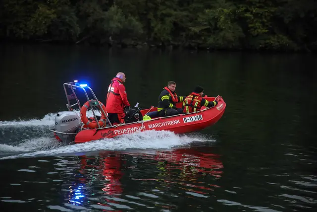 Suchaktion an und in der Traun bei Marchtrenk: Feuerwehren und Polizei versuchten eine vermisste Frau mit Spürhund, Booten, Tauchern und Drohnen zu finden. | Foto: laumat.at