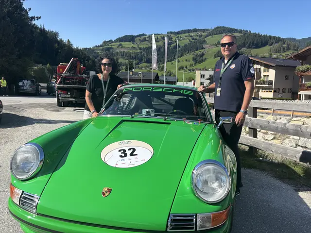 Rainer und Andrea mit ihrem Porsche 911 aus 1972. | Foto: Johannes Brandner