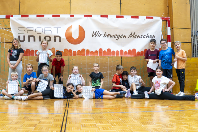 Mit dabei waren auch viele Klassen der VS Mattersburg - stolz präsentiert eine davon ihre ausgefüllten Stationenpässe. | Foto: ÖBSV