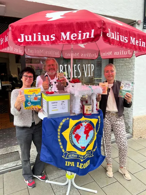 Der Verein "Idefix" Tierhilfe Leoben erhielt zum Tierfutter im Wert von 200 Euro von der International Police Association (IPA) Verbindungsstelle Leoben. Im Bild: Ingrid Greitler und Walter Eisner (Verein "Idefix) sowie Daniela Wagner, Obfrau IPA Verbindungsstelle Leoben. | Foto: Walter Eisner