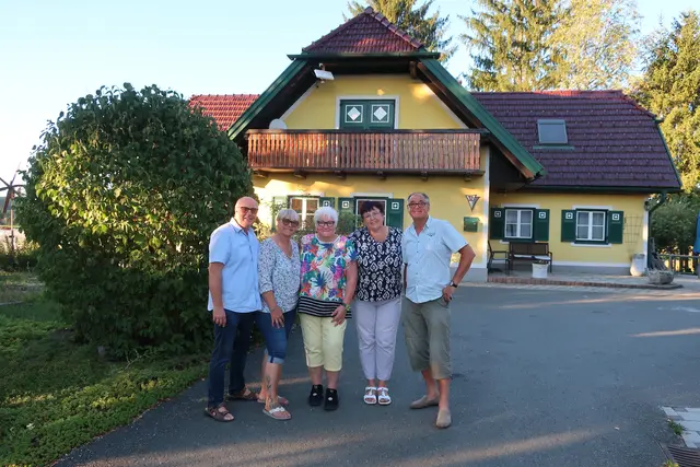 Vorm Haury-Haus in Lamperstätten: Veronika Schrittwieser (Mitte) mit Anton, Mathilde, Irmgard und Heimo von der Familie Haury-Korb | Foto: Phillip Haury
