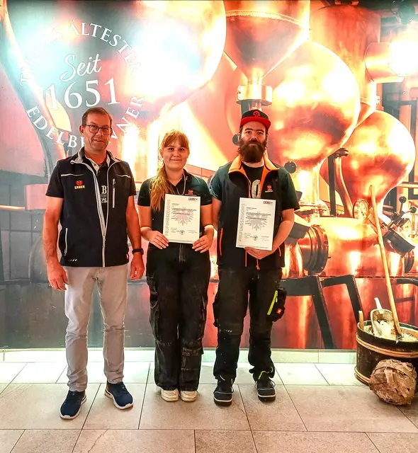 Erber-GF Christian Schmid gratuliert mit Team den beiden Lehrabsolventen Sandro Widmann und Ciara Posch. | Foto: Evelyn Rauter