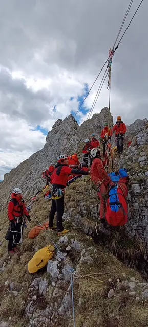 Das Zusammenspiel mit anderen Einsatzorganisationen – wie hier mit der Bergrettung – ist unerlässlich und wird auch mindestens einmal jährlich geübt. | Foto: Höhlenrettung Eisenerz