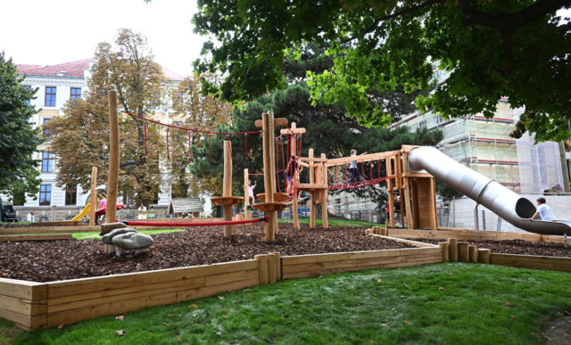 Der Ebner-Eschenbach-Park hat eine neue Rutsche. | Foto: BV18