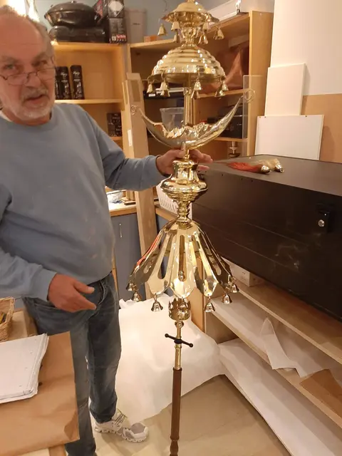 Gerhard Hauswirth mit dem restaurierten Schellenbaum | Foto: TMK Lessach