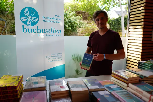 Immer eine Bereicherung für alle Lesebegeisterten: Der Büchertisch. Am Foto Felix Emmer, der Geschäftsführer von Buchwelten  | Foto: Andrea Glatzer