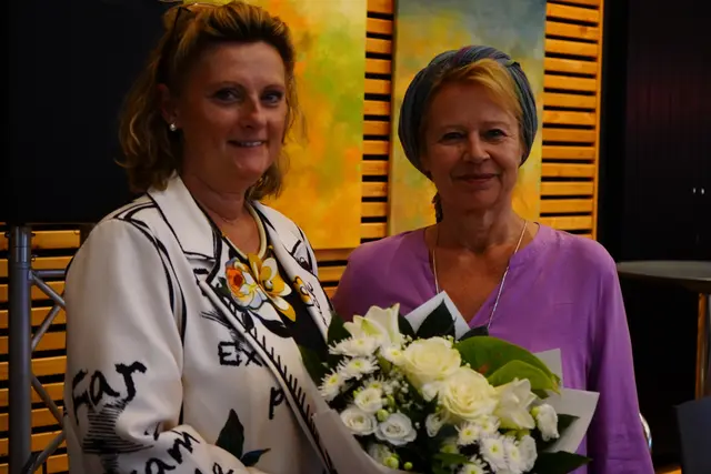 Stadträtin Isabell Lichtenberger überreichte der künstlerischen Leiterin Karin Ivancsics einen Blumenstrauss und überbrachte Grüße von Bürgermeisterin Elisabeth Böhm  | Foto: Andrea Glatzer