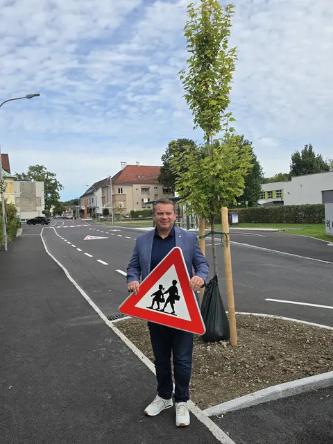 Bürgermeisrer Christian Partoll an der frisch sanierten Anton-Brucknerstraße. | Foto: Stadtarchiv Ansfelden