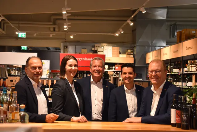 Thomas Panholzer, Nicole Unterberger, Hubert Schellhorn, Manuel Zischg (Marktleiter Transgourmet Wörgl) und Manfred Hayböck (v.l.) freuen sich.  | Foto: Barbara Fluckinger