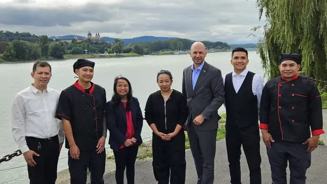 v.l.: Klent John Doromal John Rafael Ilao, Agenturchefin Maria Rechel Eßmeister, Rachel Lofamia, WKNÖ- Bezirksstellenleiter Andreas Hofbauer, Gilbert Gabiazon und Julius Domingo. | Foto: WKNÖ